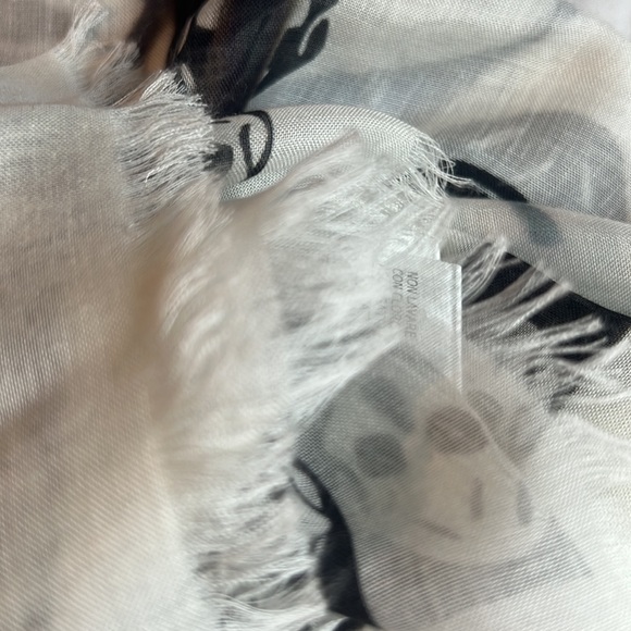 ALEXANDER MCQUEEN Classic Bellflower Modal & Silk Scarf white/black/indigo - Picture 11 of 11